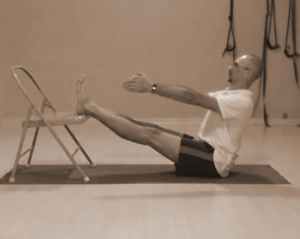 navasana na cadeira