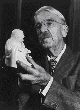 dewey-holding-budha